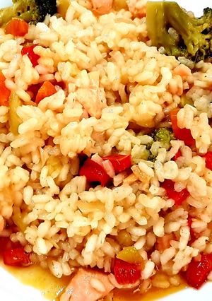 Una foto de Paella de verduras y salmón