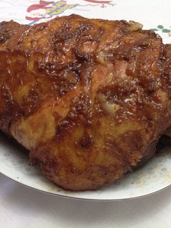 Una foto de Pernil de Navidad con salsa de Panela. El pernil de Doña Olga