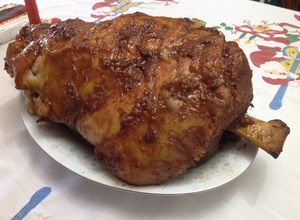 Una foto de Pernil de Navidad con salsa de Panela. El pernil de Doña Olga