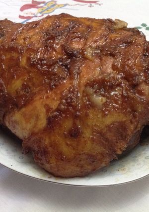 Una foto de Pernil de Navidad con salsa de Panela. El pernil de Doña Olga
