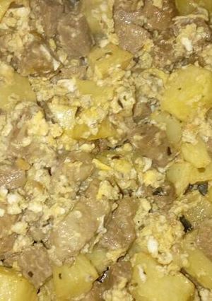 Una foto de Revuelto de papas con carne!