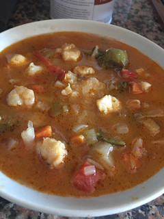 Una foto de Sopa de verduras con rape y gambas