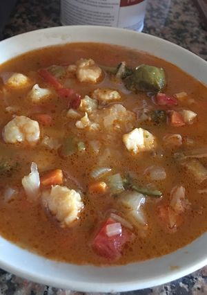 Una foto de Sopa de verduras con rape y gambas