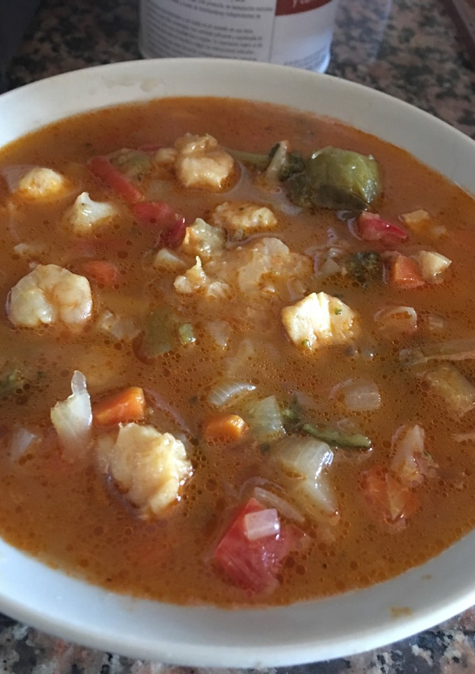 Una foto de Sopa de verduras con rape y gambas
