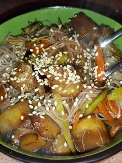 Una foto de Fideos de arroz con salteado de verduras
