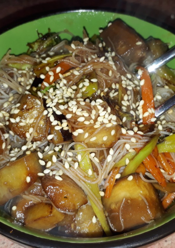Una foto de Fideos de arroz con salteado de verduras