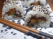 Una foto de sushi roll