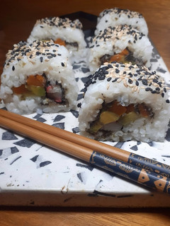 Una foto de Sushi Uramaki (裏巻き) o California Roll