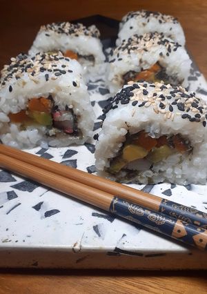 Una foto de Sushi Uramaki (裏巻き) o California Roll