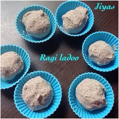 A picture of Ragi ladoo.