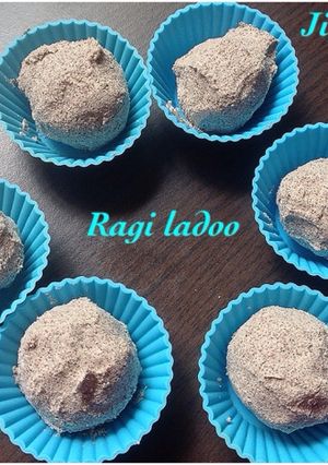 A picture of Ragi ladoo.