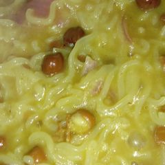 A picture of Maggi with black chana.