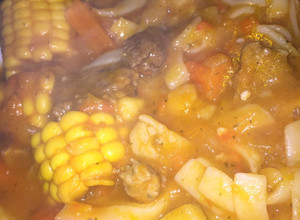 Una foto de Ensopado de Carne Verduras y Fideos 🥰