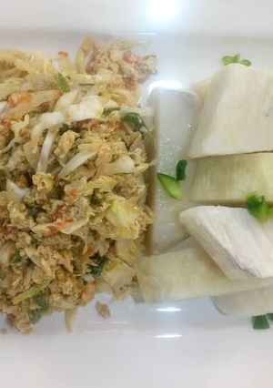 A picture of Boiled yam with egg sauce.