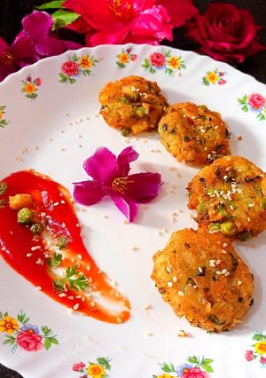 चीजीं मटर तिल आलू टिक्की(cheese matar til aloo tikki recipe in hindi) रेसिपी मुख्य फोटो