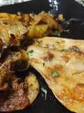 Lecha (Pez Limón) al horno con cama de patatas y cebollas al pimentón y hierbas Provenzales