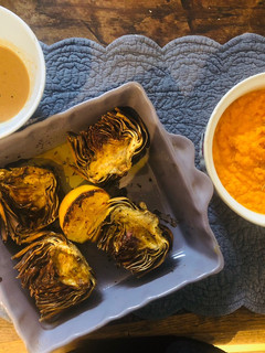 Una foto de Alcachofas al horno con salsa de mostaza