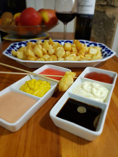 Una foto de Patatas con salsas