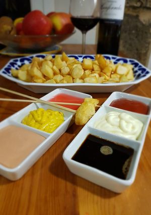 Una foto de Patatas con salsas