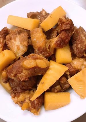 Hình của món Sườn sụn kho măng củ.