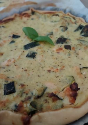 Une photo de Quiche courgettes saumon mozzarella, parmesan et pesto