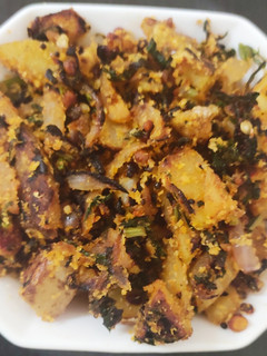 கடுகுக்கீரை உருளைக்கிழங்கு கறி (Mustard leaves potato curry recipe in tamil) செய்முறை முக்கிய புகைப்படம்