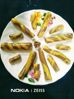 मावा चॉकलेट बर्फी रोल (mawa chocolate barfi roll) रेसिपी मुख्य फोटो