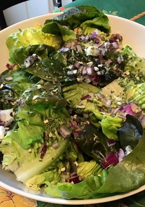 Une photo de Laitue rougette à l'oignon rouge et herbes aromatiques
