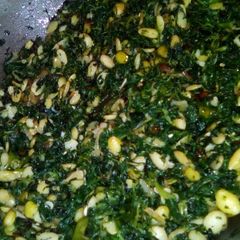 A picture of Shaag (Spinach) with beans.