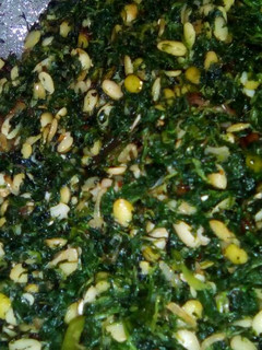 A picture of Shaag (Spinach) with beans.