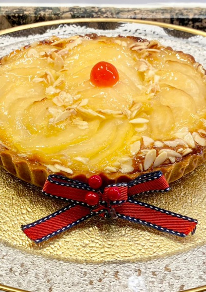 Una foto de Tarta con peras en almíbar y crema de almendras “sin gluten “