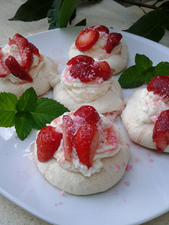Una foto de Pavlova Mini con Frutillas y Chocolate en el Merengue