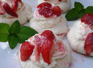 Una foto de Pavlova Mini con Frutillas y Chocolate en el Merengue