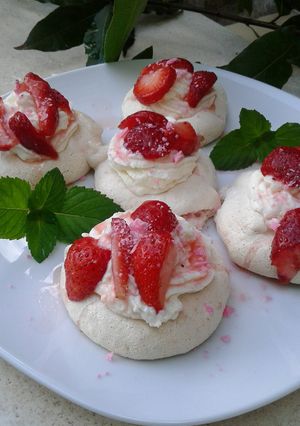 Una foto de Pavlova Mini con Frutillas y Chocolate en el Merengue