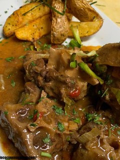 Una foto de Rabo de toro estofado al vino tinto