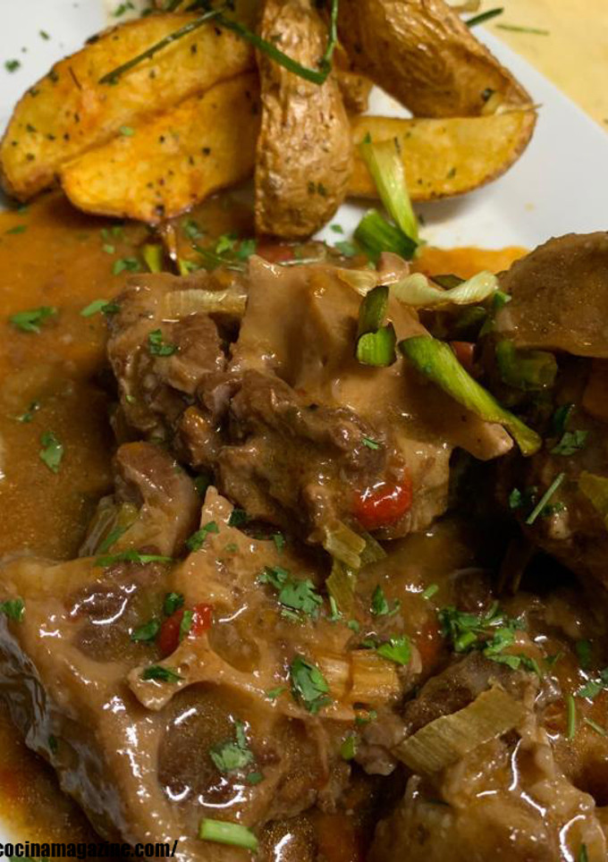 Una foto de Rabo de toro estofado al vino tinto