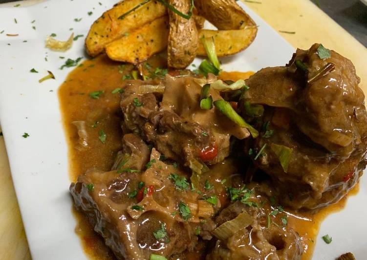 Rabo de toro estofado al vino tinto