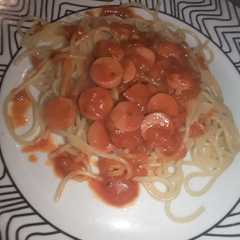Una foto de Fideos con tuco y salchicha♡