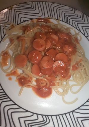 Una foto de Fideos con tuco y salchicha♡