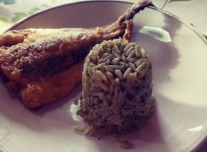 Una foto de Arroz al perejil con pescado frito (batido suave)