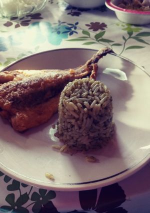 Una foto de Arroz al perejil con pescado frito (batido suave)