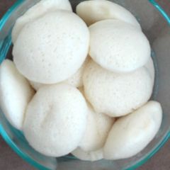 A picture of Very Soft idli's.