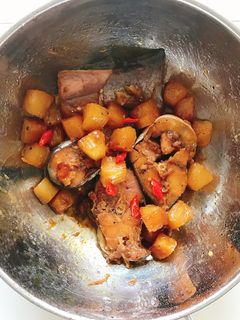 Hình của món Cá ba sa kho thơm.
