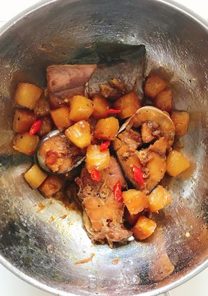 Hình của món Cá ba sa kho thơm.