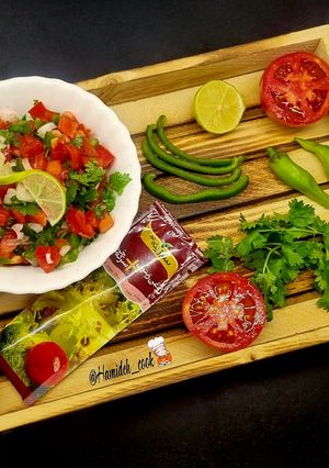 عکسی از دستور سالاد گوجه و گشنیز🥗