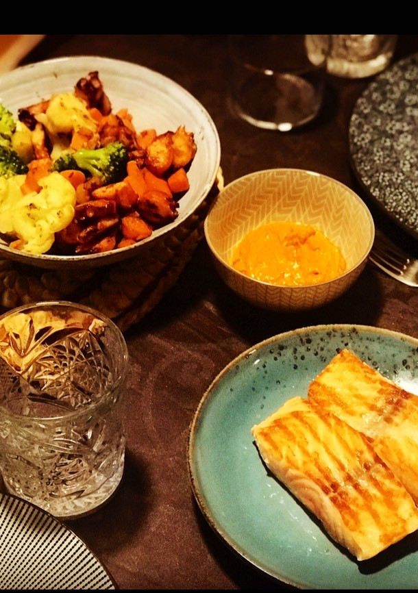 Una foto de Salmón ahumado en casa y a la parrilla & verduras salteadas con pulpo al ajillo y salsa romescu
