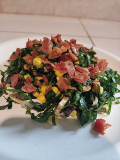 Una foto de Ensalada de espinacas con tocino utvco