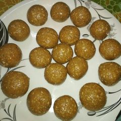 A picture of Til ladoo.