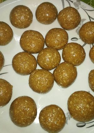 A picture of Til ladoo.