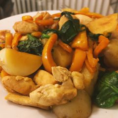 A picture of Stir-fry chicken and vegetables.